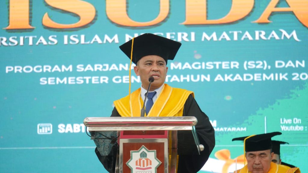 Prof. Dr. H. MASNUN TAHIR, M.Ag. Rektor UIN Mataram saat memberikan sambutan di acara Wisuda tadi pagi